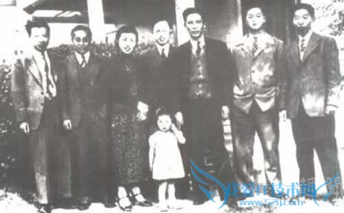 钱学森与周培源夫妇以及多名在美留学生合影 钱学森与周培源夫妇以及多名在美留学生合影