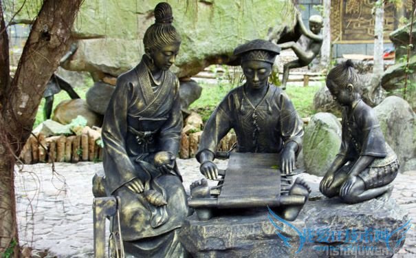 黄道婆纺织塑像 黄道婆纺织塑像