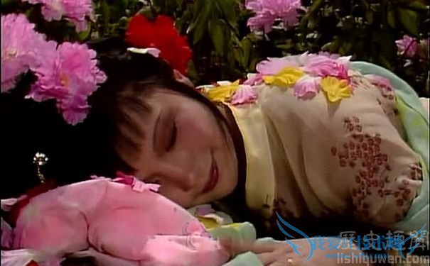 史湘云醉卧芍药圃图 史湘云醉卧芍药圃图