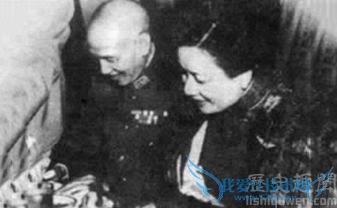 在夫人宋美龄的陪同下,蒋介石在就职书上签字 在夫人宋美龄的陪同下,蒋介石在就职书上签字