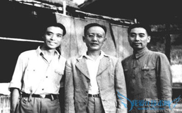 郭沫若(中)和周恩(右)来合影 郭沫若(中)和周恩(右)来合影