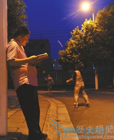 梁实在公园里散步看书 梁实在公园里散步看书