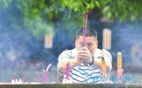 梁实烧香为自己的高考祈祷 梁实烧香为自己的高考祈祷