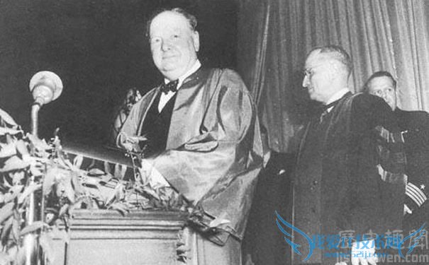 丘吉尔发表演说.jpg 丘吉尔发表演说.jpg