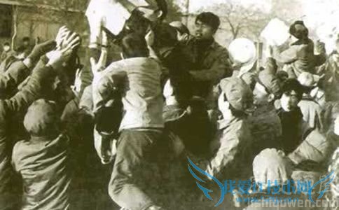 群众争购刊有全会公报的报纸 群众争购刊有全会公报的报纸