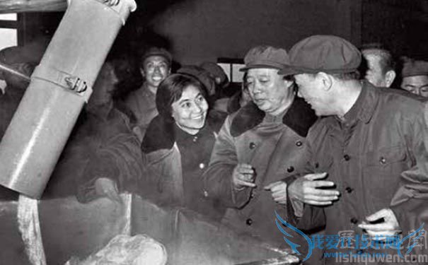 汪东兴(前右二)视察大庆石油化工产 汪东兴(前右二)视察大庆石油化工产