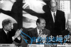 俄罗斯与北约首脑在签字仪式上 俄罗斯与北约首脑在签字仪式上