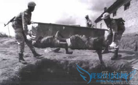 被图西族士兵屠杀的胡图族人尸体被抛入集体墓穴 被图西族士兵屠杀的胡图族人尸体被抛入集体墓穴