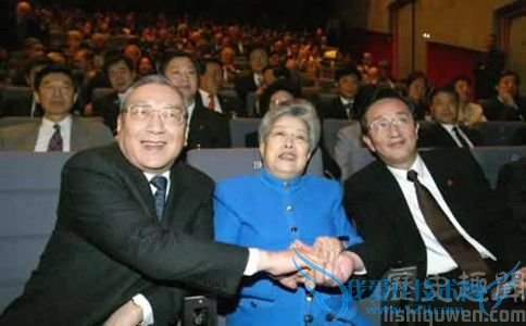 李岚清、吴仪、陈良宇握手庆祝中国申博成功 李岚清、吴仪、陈良宇握手庆祝中国申博成功