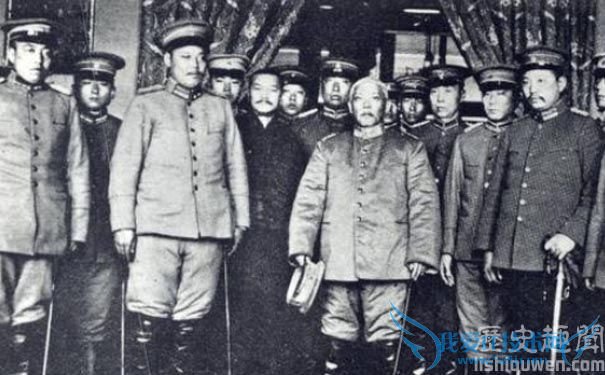 袁世凯和北洋将领在北京的就任宣誓仪式上 袁世凯和北洋将领在北京的就任宣誓仪式上