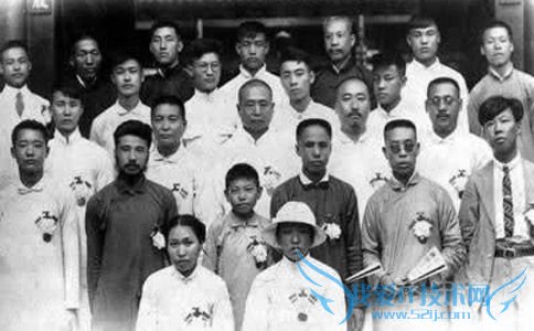 获释时全体被捕学生合影。左起:4排3为周恩来 获释时全体被捕学生合影。左起:4排3为周恩来
