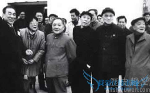 邓小平在视察蛇口工业区 邓小平在视察蛇口工业区