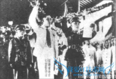 两广事变的主要领导人陈济棠(左)李宗仁(右)宣誓就任抗日救国总司令、副总司令 两广事变的主要领导人陈济棠(左)李宗仁(右)宣誓就任抗日救国总司令、副总司令
