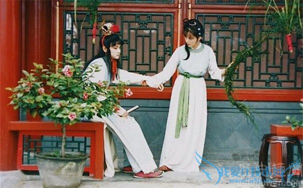 晴雯撕扇子的原因 晴雯为何留长指甲 晴雯撕扇子的原因 晴雯为何留长指甲