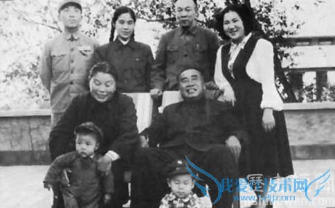 朱国华与其家人合影 朱国华与其家人合影