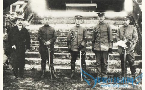 蔡锷(左起第三人)在昆明起兵 蔡锷(左起第三人)在昆明起兵