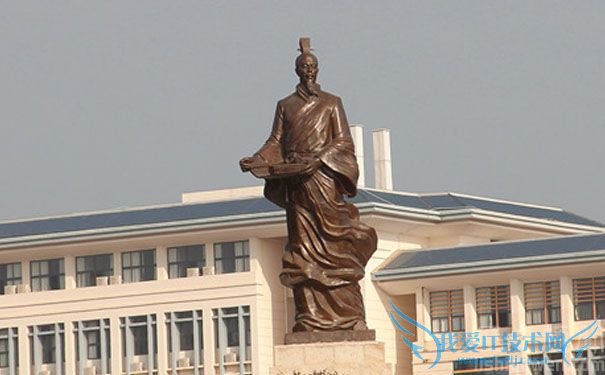 广西中医大校园中的张仲景像 广西中医大校园中的张仲景像