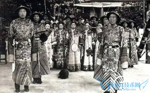 清朝的太监(右下角是李莲英) 清朝的太监(右下角是李莲英)