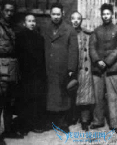 新四军领导人在办事处的合影 新四军领导人在办事处的合影