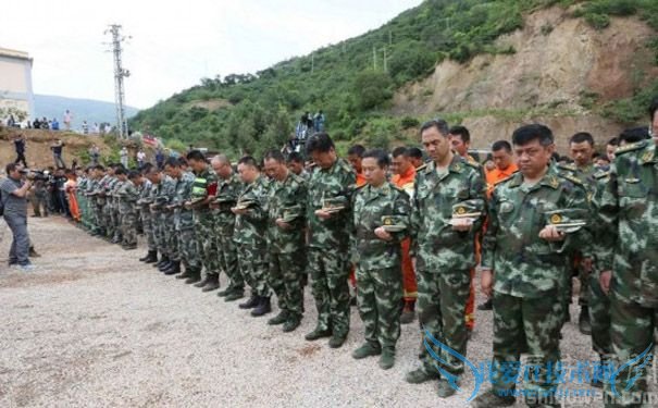 士兵哀悼地震遇难同胞 士兵哀悼地震遇难同胞