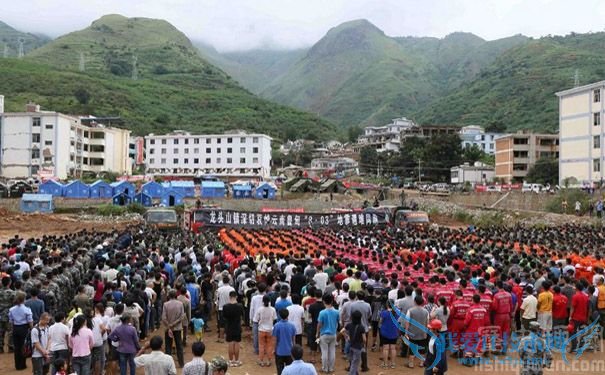 云南地震震中龙头山镇哀悼地震遇难同胞 云南地震震中龙头山镇哀悼地震遇难同胞