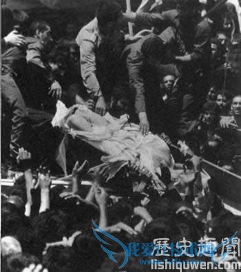 群众扑向棺材哀悼 群众扑向棺材哀悼