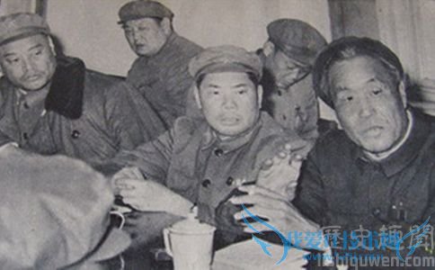 右起王效禹杨得志 右起王效禹杨得志