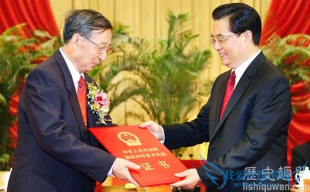 胡锦涛主席为李振声颁发奖励证书 胡锦涛主席为李振声颁发奖励证书