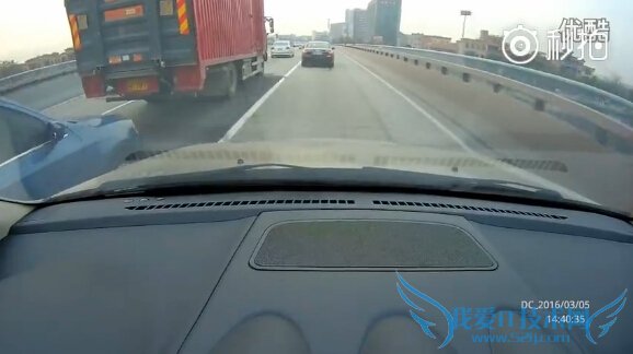 大众炫车技强行并线 比亚迪一脚油撞飞