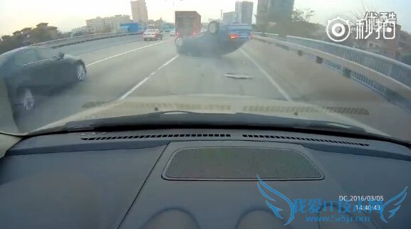 大众炫车技强行并线 比亚迪一脚油撞飞