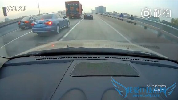 大众炫车技强行并线 比亚迪一脚油撞飞