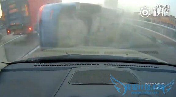 大众炫车技强行并线 比亚迪一脚油撞飞