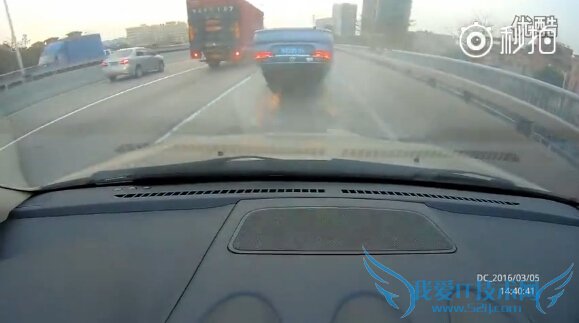 大众炫车技强行并线 比亚迪一脚油撞飞