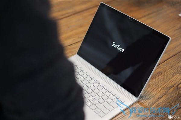 ռʼǱSurface Bookͼ