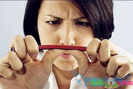 ˭֪Ϊʲô˯ҹǺܿʲ