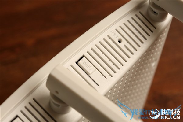 狂飙1900Mbps!腾达AC15路由器开箱图赏