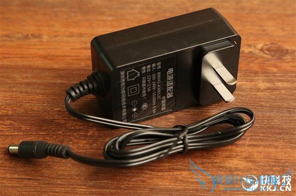 狂飙1900Mbps!腾达AC15路由器开箱图赏