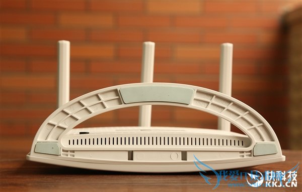 狂飙1900Mbps!腾达AC15路由器开箱图赏