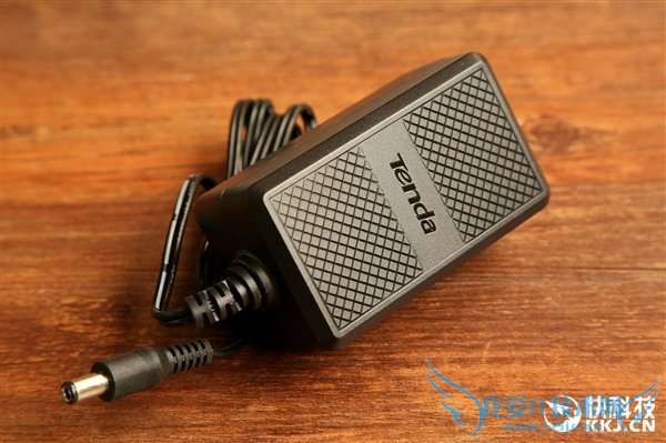 狂飙1900Mbps!腾达AC15路由器开箱图赏