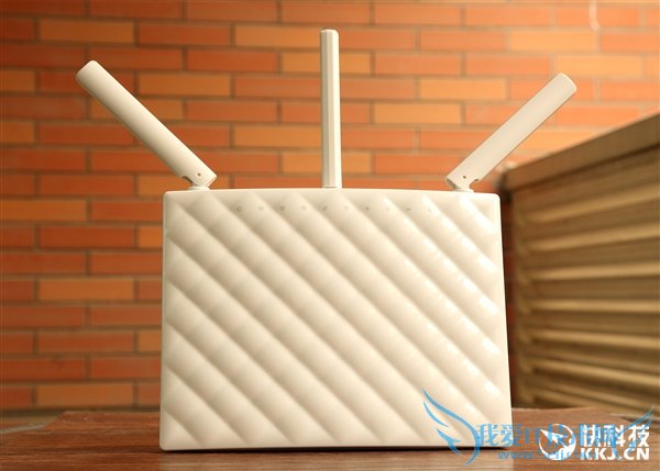 狂飙1900Mbps!腾达AC15路由器开箱图赏