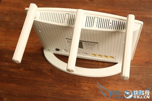 狂飙1900Mbps!腾达AC15路由器开箱图赏