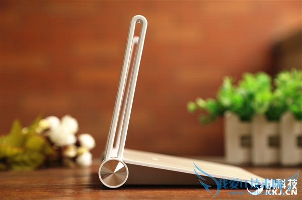 360首款超薄5G路由器图赏:薄如鼠标垫