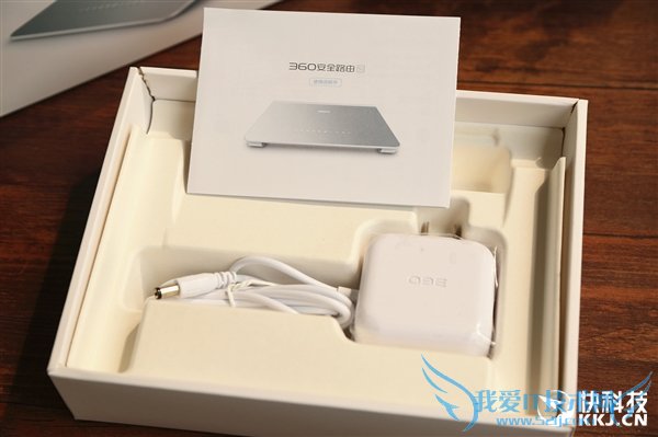 360首款超薄5G路由器图赏:薄如鼠标垫