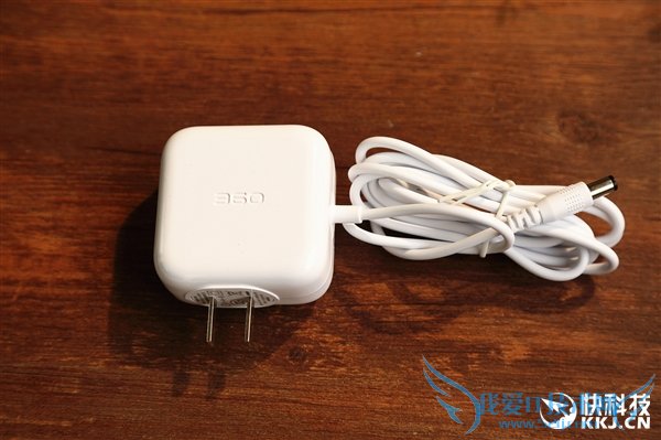 360首款超薄5G路由器图赏:薄如鼠标垫