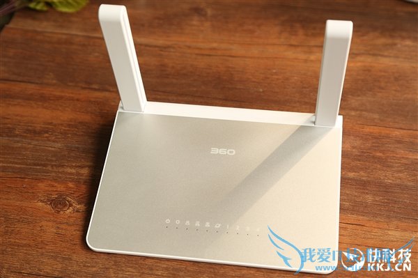 360首款超薄5G路由器图赏:薄如鼠标垫