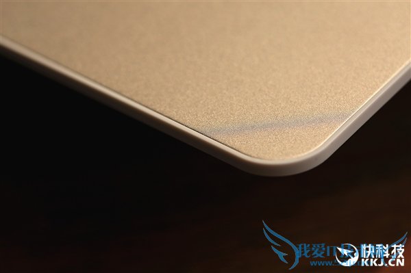 360首款超薄5G路由器图赏:薄如鼠标垫