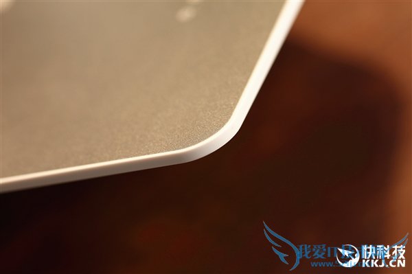 360首款超薄5G路由器图赏:薄如鼠标垫