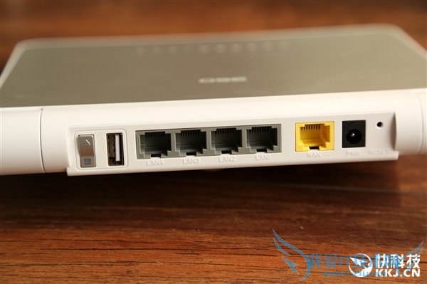 360首款超薄5G路由器图赏:薄如鼠标垫