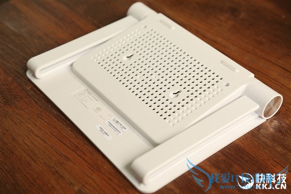 360首款超薄5G路由器图赏:薄如鼠标垫