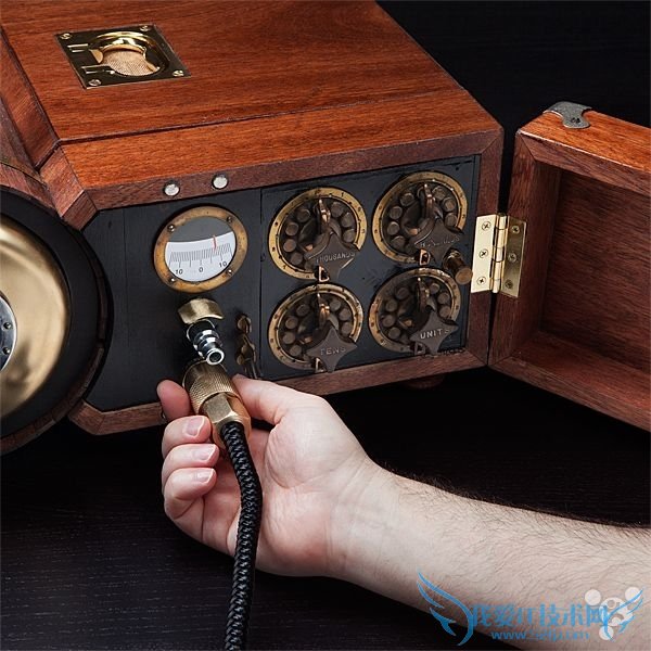 这台电脑简直神了:内置蒸汽机不愁电费